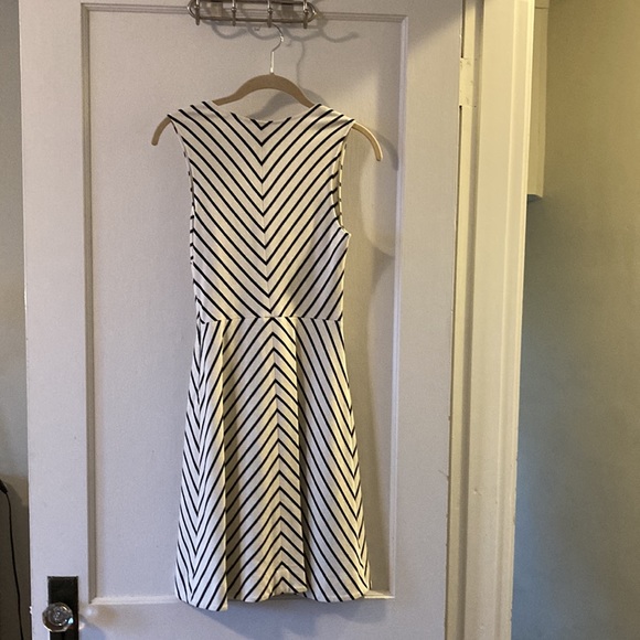 Banana Republic Black and White Chevron Dress - Picture 4 of 8